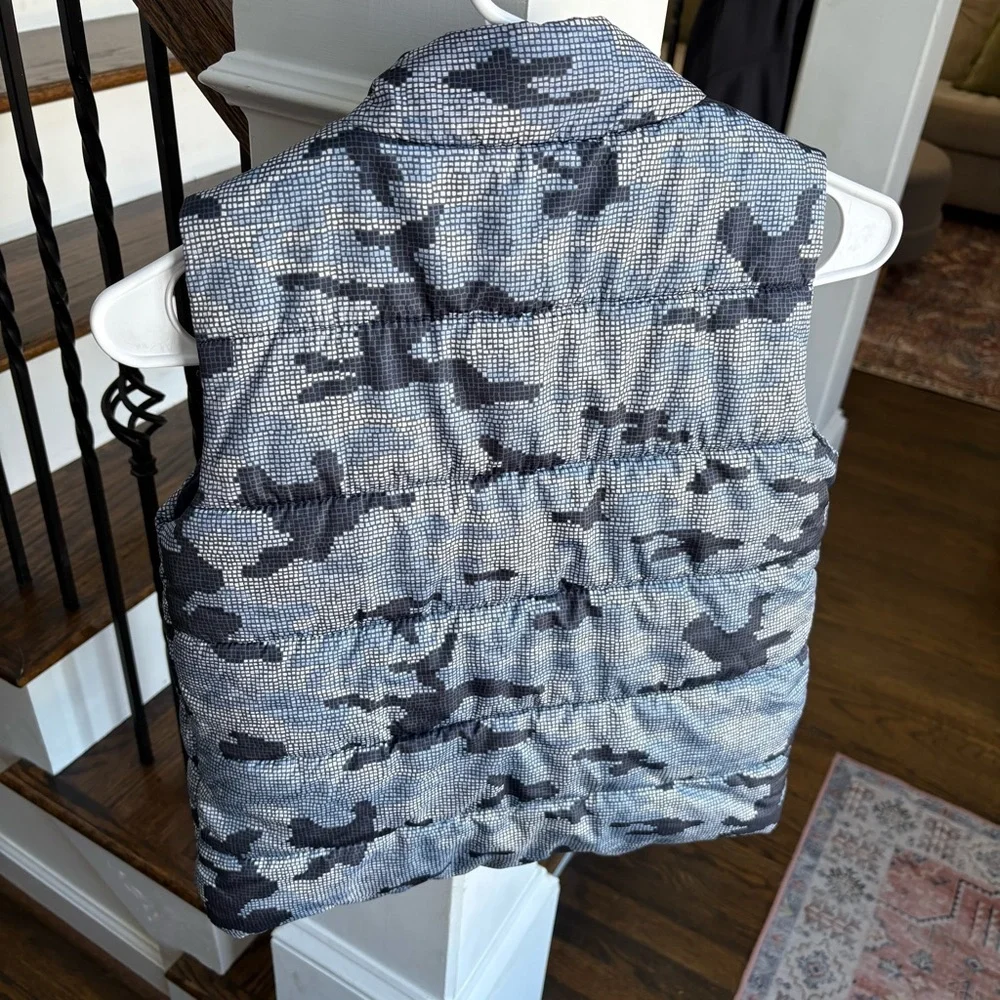 Boys Calvin Klein Camo Puffer Vest Size 6